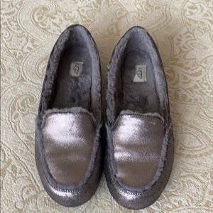 UGG women’s driving shoes/slippers